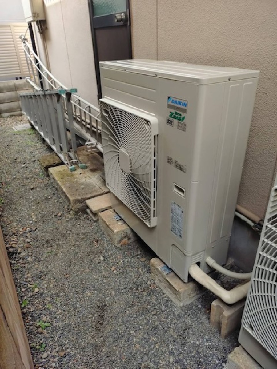 施工後のダイキン製業務用エアコン室外機と配管