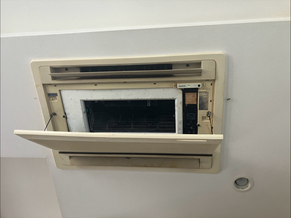 三洋電機製の既設天井埋込カセット形ダブルフロー室内機