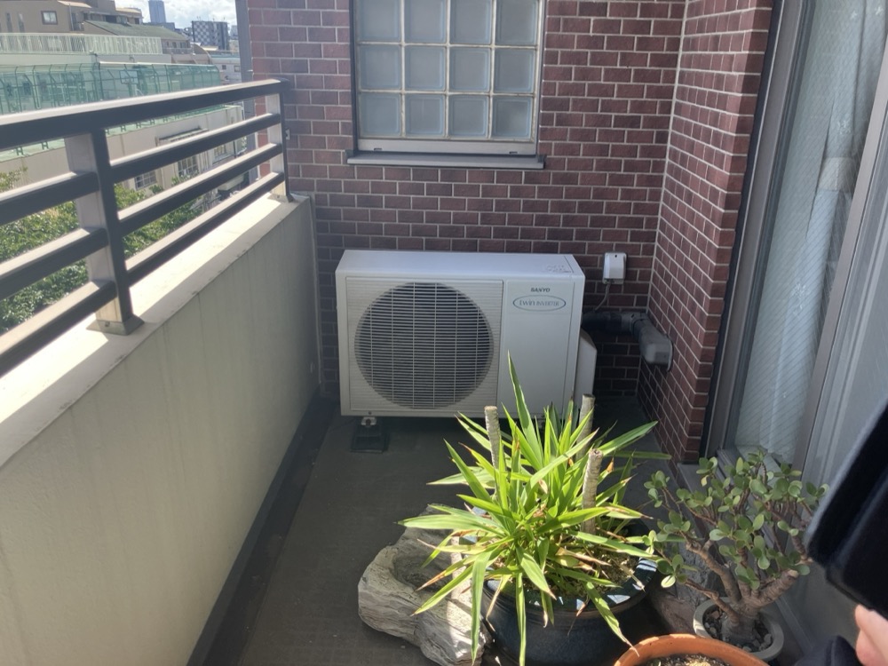 ベランダに床置きされた既設室外機