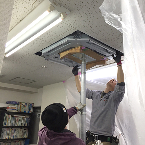 東京都千代田区の事務所にて天井埋込形エアコン４方向の入替え【業務用エアコン】