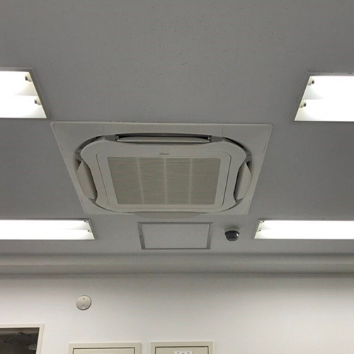 東京都港区のテナントビルにて天井埋込形全方向タイプの入替え工事【業務用エアコン】