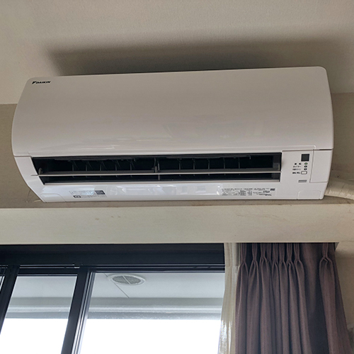 東京都新宿区の住居にてダイキン製天カセ1方向と壁掛形ルームエアコンの同時入替え工事【ハウジングエアコン／ルームエアコン】