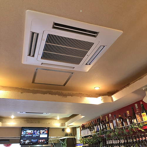 東京都品川区の飲食店にてダイキン製天井埋込形4方向吹出しエアコンの入替え工事【業務用エアコン】