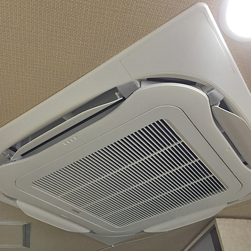 東京都豊島区の店舗にてダイキン製天井埋込形4方向エアコンの入替え工事【業務用エアコン】