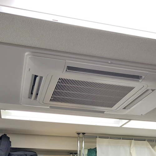 東京都港区のテナントビルにて日立製天井カセット形4方向エアコンの入替え工事【業務用エアコン】