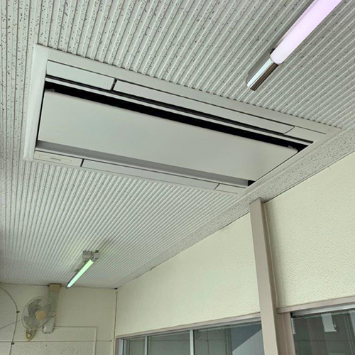 神奈川県川崎市のスイミング施設にてダイキン製天井カセット形エアコンの新規設置工事【業務用エアコン】