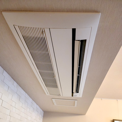 東京都目黒区のマンションにて天井カセット形シングルフロータイプの入替え工事【ハウジングエアコン】