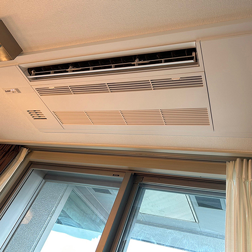 東京都港区のマンションにて三菱電機製天井カセット形シングルフローエアコンの入替え工事【ハウジングエアコン】