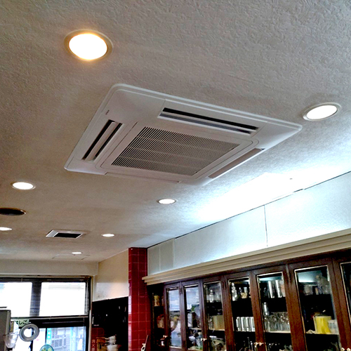 東京都新宿区の喫茶店にて日立製天井カセット形4方向タイプの入替え工事【業務用エアコン】