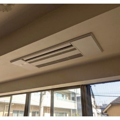 東京都江東区のマンションにて、三菱電機製天井埋込カセット形シングルフローの入替え工事を行いました。既存の配管・配線・ドレン管を活かし、同程度の機器サイズで見た目もすっきりときれいに更新しています。
