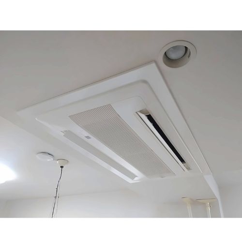 東京都大田区のマンションにて、三洋電機製からダイキン製天井埋込カセット形ダブルフローのハウジングエアコンへ入替え工事を行いました。